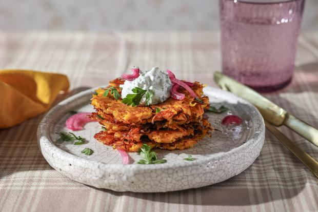 Käse-Kürbis-Puffer: Geriebenes Gemüse aus der Pfanne