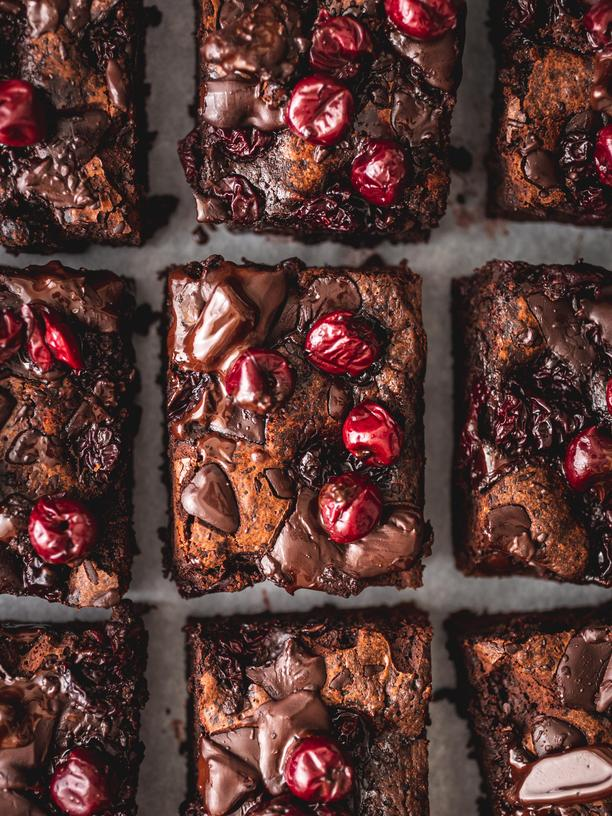 Brownies mit gerösteten Balsamico-Sauerkirschen: Brownies mit Sauerkirschen