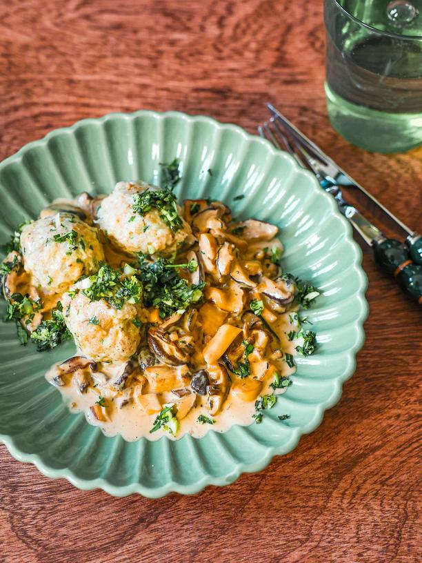 Maronenknödel mit Pilzragout: Maronen-Klößchen mit Pilzragout und Estragon-Zitronen-Gremola