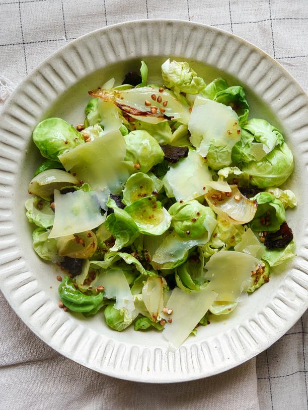 Rosenkohlsalat: Rosenkohlsalat mit Nuss-Vinaigrette