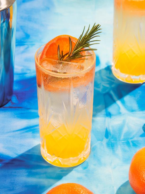 Laus Highball: Im LAUS HIGHBALL aus  Dubrovnik tummeln sich Sommer  und Meer. Linke Seite: Der Bierschaum  im BEER AMERICANO aus  der Wiener Campari Bar macht den  Americano angenehm herb