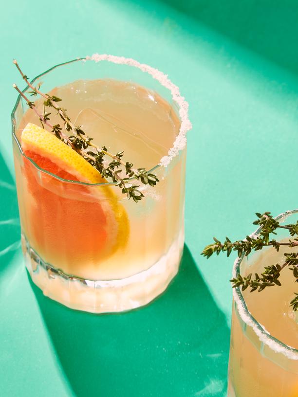 Grapefruit Thyme: Grapefruit Thyme –  Bittersüß und kräuterig frisch: In diesen Drink gehört neben Grapefruit und Zitrone auch Gin –  und natürlich Thymian.