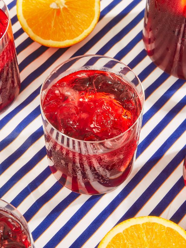 Menorquinische Sangria: Menorquinische Sangria – Balearische Weisheit: Eine gute Sangria muss vor dem Trinken mindestens 24 Stunden lang gut durchziehen.