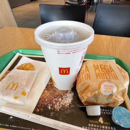 おだやかな朝にマクドナルドでメガマフィンを少し残した日