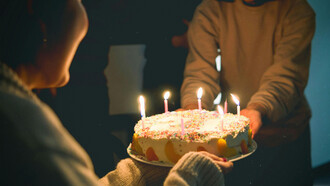 Bolo de aniversário típico dos anos 1990. no Brasil, lembro dos bolos do final dos anos 1980, início dos anos 1990, eram grandes e coloridos, tinham composição com massas simples, como o pão de ló, em duas camadas, possuíam uma camada de recheio e finalizavam com cobertura de chantili ou glacê