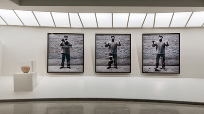 “Dropping a Han Dynasty Urn” de Ai Weiwei. Onde facilmente e com livre-arbítrio destrói objetos de valor sentimental e patrimonial ao seu país, objetos esses, com mais idade do que jamais a ciência nos poderá proporcionar