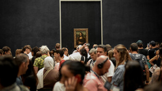 Visitantes do museu do Louvre em Paris, capital da França, se espremem para tirar foto do quadro da Monalisa, pintado por Leonardo da Vinci 