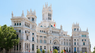 Aproveite uma curta visita a Madrid e descubra como explorar sete pontos turísticos imperdíveis em apenas oito horas. Da vista panorâmica no 360º Rooftop Bar à majestade do Palácio Real, veja como otimizar seu tempo na capital espanhola