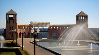 Curitiba, uma capital sustentável, oferece uma mistura única de atrações históricas, culturais e naturais. com parques exuberantes, praças charmosas e uma gastronomia diversificada, a cidade é um convite ao bem-estar e à descoberta. Parque Tanguá, Curitiba, Brasil