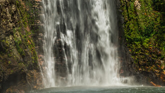 No coração do Cerrado em São João D'aliança Goiás está a cachoeira label com seus 187 metros de altura proporcionando uma experiência única e desafiadora entre trilhas piscinas naturais e encontros inesperados com a fauna local. Foto de Marcelo Hayashida