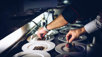 Finalização de pratos. Nestes restaurantes, ter à disposição este tipo de iguarias significa, em primeira mão, satisfazer os seus clientes