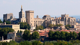 Palácio dos Papas, Avignon, França. Mais à frente o gigantesco Palácio dos Papas que nos faz viajar no tempo e na História e ainda mais alto, um jardim delicioso, com paisagens soberbas sobre o rio Ródano