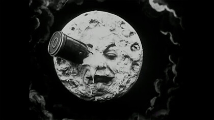 Filme Viagem à lua, de Georges Méliès. Um mágico de ofício, Georges Méliès, ficou louco ao ver essa projeção, adquiriu o equipamento dos irmãos Lumière e passou a produzir filmes de fantasia