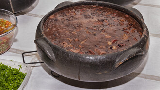 A feijoada é muito mais que um prato típico brasileiro, é uma experiência cultural que envolve história, mitos e sabores únicos. descubra a verdadeira origem e os acompanhamentos que tornam a feijoada irresistível e tradicional