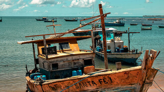 Barcos de pescadores na praia de João Pessoa, no estado da Paraíba, Brasil 