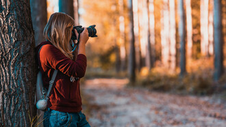 As fotos de Katerina Plotnikova capturam o encontro entre a fragilidade humana e a grandiosidade da natureza com animais reais protagonizando cenas surreais