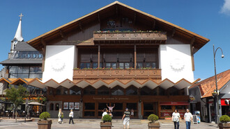 Palácio dos Festivais na cidade de Gramado, Rio Grande do Sul, Brasil. Explore o encanto e mergulhe nas atrações únicas e gastronomia premiada da Serra Gaúcha