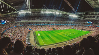 Estádio de futebol lotado. Todos estes torneios foram vividos com intensidade e paixão, imagem de marca do que quer que seja que esteja ligado ao futebol