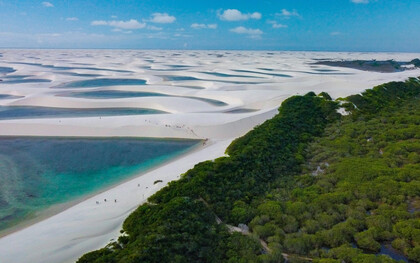 Patrimônio Natural da Humanidade, o Parque Nacional dos Lençóis Maranhenses impressiona com dunas brancas e lagoas azuladas em meio ao Maranhão. Com circuitos variados e paisagens deslumbrantes, o destino encanta visitantes pela vasta natureza e tranquilidade dos vilarejos locais