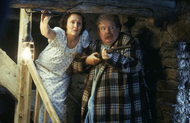 FIONA SHAW & RICHARD GRIFFITHS Character(s): Aunt Petunia Dursley & Uncle Vernon Dursley Film 'HARRY POTTER AND THE PHILOSOPHER'S STONE' (2001) Directed By CHRIS COLUMBUS 04 November 2001 AFA2911 Allstar Collection/WARNER BROS. **ACHTUNG** F?r dieses Bild gilt: Nur redaktionelle Nutzung, Copyright: WARNER BROS. und/oder der vom Rechteinhaber beauftragte Fotograf. Verwendung ausschlie?lich f?r redaktionelle Berichterstattung in Zusammenhang mit diesem Film und entsprechender Filmtitelnennung. Cover-, Buch-, Kalendernutzungen und ?hnliches nur nach vorheriger individueller Absprache. Fotovermerk ist obligatorisch und mu? den Hinweis WARNER BROS. enthalten. Sofern angegeben sollte auch Nennung des Fotograf erfolgen. Kommerzielle Nutzung jedweder Art ist untersagt, eine Freigabe ist nur m?glich, wenn die schriftliche Genehmigung des Rechteinhabers eingeholt wird. **WARNING** This Photograph is for editorial use only and is the copyright of WARNER BROS. and/or the Photographer assigned by the Film or Production Company & can only be reproduced by publications in conjunction with the promotion of the above Film. A Mandatory Credit To WARNER BROS. is required. The Photographer should also be credited when known. No commercial use can be granted without written authority from the Film Company.1111z@yx