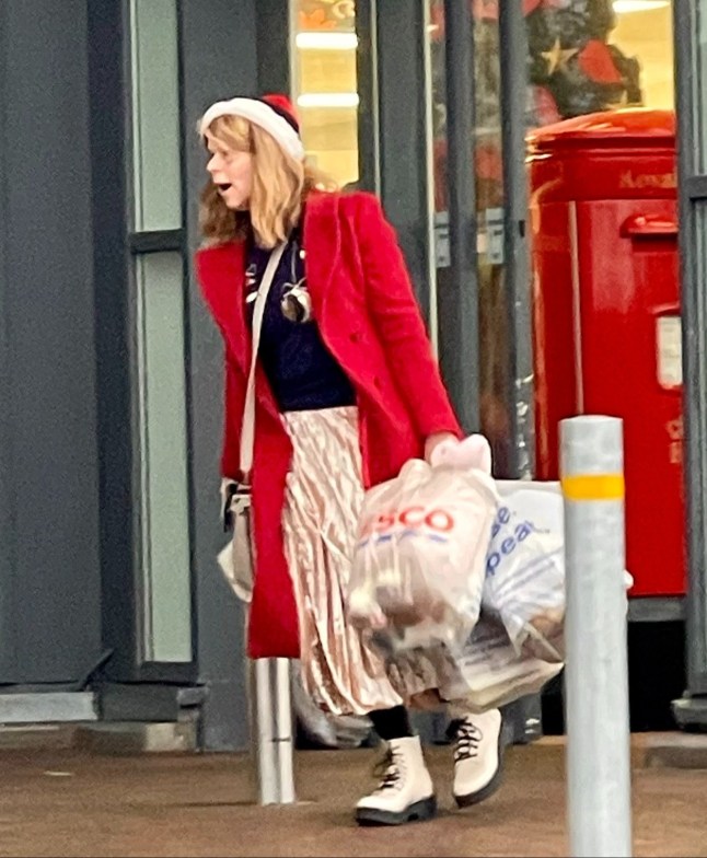 EXCLUSIVE: * Web 50 GBP PP * * Print Fees To Be Agreed * Kate Garraway leaves a north London Tesco store wearing a Santa hat and what appears to be a large bruise under her left eye. This is the first time she has been seen since her husband, Derek Draper, was admitted to intensive care after suffering a heart attack. Pictured: Kate Garraway Ref: SPL10656442 271223 EXCLUSIVE Picture by: SplashNews.com Splash News and Pictures USA: 310-525-5808 UK: 020 8126 1009 eamteam@shutterstock.com World Rights