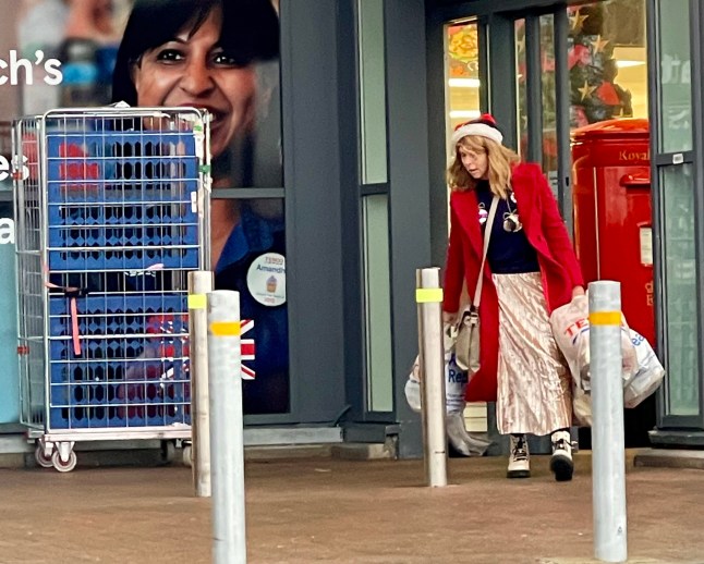 EXCLUSIVE: * Web 50 GBP PP * * Print Fees To Be Agreed * Kate Garraway leaves a north London Tesco store wearing a Santa hat and what appears to be a large bruise under her left eye. This is the first time she has been seen since her husband, Derek Draper, was admitted to intensive care after suffering a heart attack. Pictured: Kate Garraway Ref: SPL10656442 271223 EXCLUSIVE Picture by: SplashNews.com Splash News and Pictures USA: 310-525-5808 UK: 020 8126 1009 eamteam@shutterstock.com World Rights