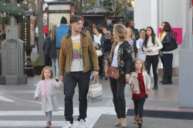 FCYBXW Aaron and Sam Taylor-Johnson take their daughter's Romy Hero and Wylda Rae christmas shopping at The Grove Featuring: Aaron Taylor-Johnson, Sam Taylor-Johnson, Wylda Rae Johnson, Romy Hero Johnson Where: Los Angeles, California, United States When: 23 De