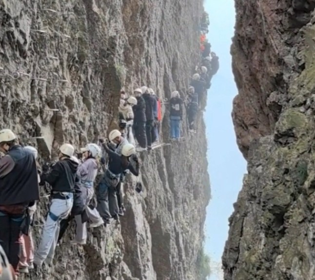 Tourists stuck climbing a mountainside at Yandang Mountain, China on May 4th. The tourists experienced an approximately one-hour delay, but the situation concluded positively without any reported injuries. (A snail is not a cow/AsiaWire)