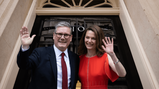 Keir Starmer and wife Victoria outside the door of 10 Downing Street