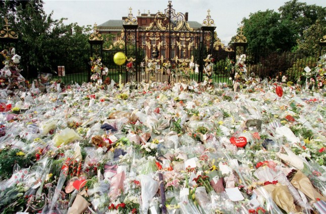 SCENES AS WAVE OF SADNESS SWEEPS THE WORLD AFTER THE DEATH OF DIANA PRINCESS OF WALES WHO DIED IN CAR CRASH IN PARIS FLOWERS COVER THE ENTRANCE TO KENSINGTON PALACE.. DIANA:LONDON,1SEP97 - Thousands of flowers cover the gate entrance of Kensington Palace, September 1, a day after the announcement of Princess Diana's death. Many Londoners stopped off at Kensington Palace on their way to work to pay respects to Princess Diana who was killed in a car accident in Paris, August 31, with her friend Dodi Al Fayed and a chauffer. mc/Photo by Michael Crabtree REUTERS...I...OBIT PRO