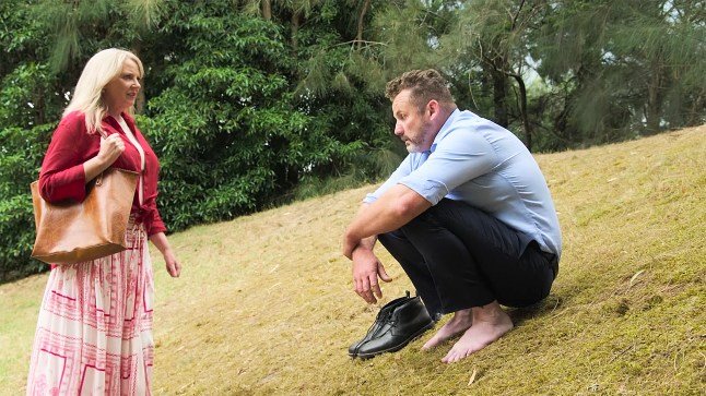 Melanie finds Toadie shoeless by the lake in Neighbours