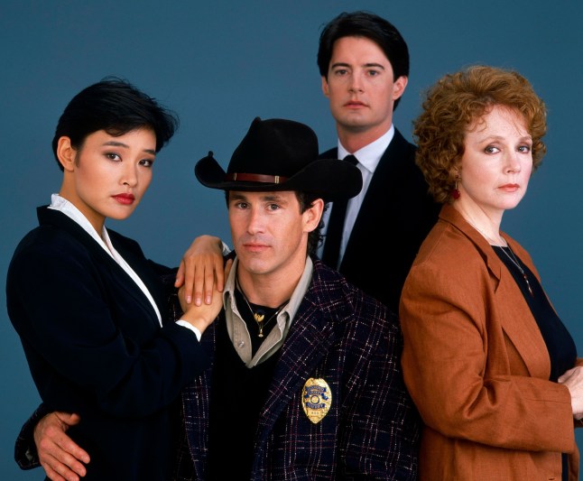 TWIN PEAKS - Pilot Gallery - Shoot Date: April 11, 1989. (Photo by ABC Photo Archives/Disney General Entertainment Content via Getty Images) JOAN CHEN;MICHAEL ONTKEAN;KYLE MACLACHLAN;PIPER LAURIE