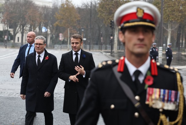 epa11714227 French President Emmanuel Macron (C) and British Prime Minister Keir Starmer (L) walk towards the statue of Winston Churchill during commemorations marking the 106th anniversary of the WWI Armistice, in Paris, France, 11 November 2024. The Armistice was signed on 11 November 1918 by the Allies and Germany, ending World War I (WWI). EPA/CHRISTOPHE PETIT TESSON / POOL