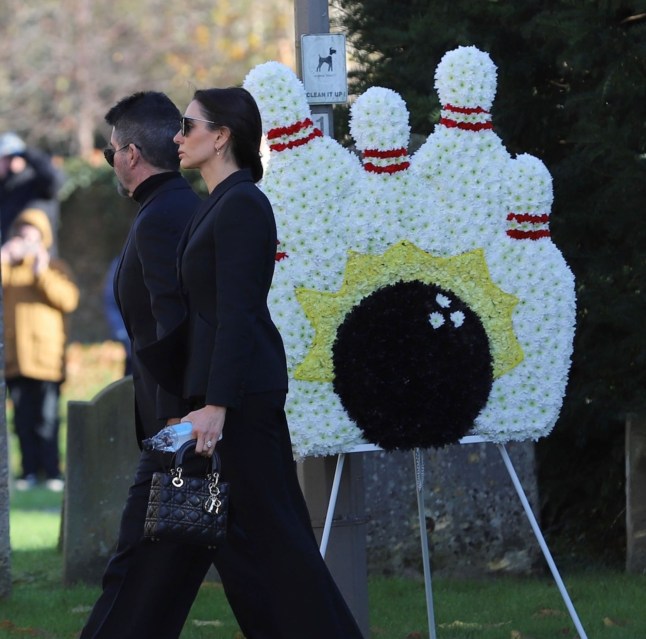 BGUK_3090975 - Buckinghamshire, UNITED KINGDOM - Simon Cowell and his partner Lauren Silverman arrive at the Funeral of the Former One Direction star Liam Payne at St Mary???s Church in Amersham, Buckinghamshire. Liam passed away on October 16 aged 31 after falling from his third floor balcony in Buenos Aires, Argentina. Pictured: Simon Cowell - Lauren Silverman BACKGRID UK 20 NOVEMBER 2024 UK: +44 208 344 2007 / uksales@backgrid.com USA: +1 310 798 9111 / usasales@backgrid.com *Pictures Containing Children Please Pixelate Face Prior To Publication*