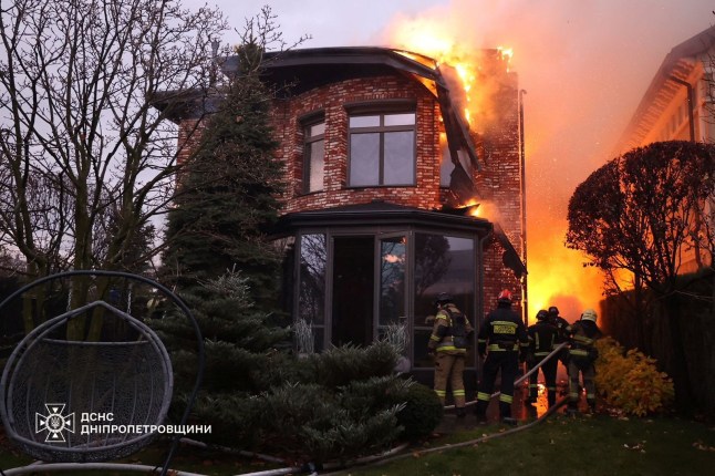 Firefighters work at the site of a Russian missile strike, amid Russia's attack on Ukraine, in Dnipro, Ukraine November 21, 2024. Press service of the State Emergency Service of Ukraine in Dnipropetrovsk region/Handout via REUTERS ATTENTION EDITORS - THIS IMAGE HAS BEEN SUPPLIED BY A THIRD PARTY. DO NOT OBSCURE LOGO.