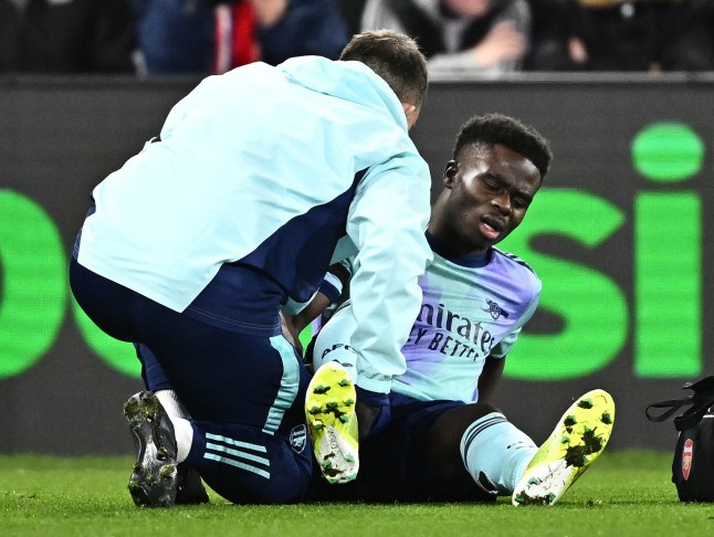 Soccer Football - Premier League - Crystal Palace v Arsenal - Selhurst Park, London, Britain - December 21, 2024 Arsenal's Bukayo Saka receives medical attention after sustaining an injury REUTERS/Dylan Martinez EDITORIAL USE ONLY. NO USE WITH UNAUTHORIZED AUDIO, VIDEO, DATA, FIXTURE LISTS, CLUB/LEAGUE LOGOS OR 'LIVE' SERVICES. ONLINE IN-MATCH USE LIMITED TO 120 IMAGES, NO VIDEO EMULATION. NO USE IN BETTING, GAMES OR SINGLE CLUB/LEAGUE/PLAYER PUBLICATIONS. PLEASE CONTACT YOUR ACCOUNT REPRESENTATIVE FOR FURTHER DETAILS..