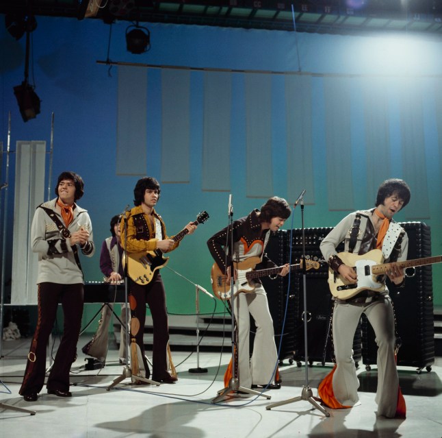 UNITED KINGDOM - JANUARY 01:(left to right) Jay, Donny (behind), Alan, Merrill and Wayne of The Osmonds perform on a television show in 1972. (Photo by David Redfern/Redferns)