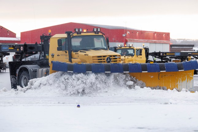 ABERDEEN AIRPORT SHUT DUE TO OVERNIGHT ICE AND SNOW PICTURE OF AIRPORT STAFF DEALING WITH ONGOING ICE AND SNOW WHICH RESULTED IN THE AIRPORT OPENING DELAYED TODAY (7TH JANUARY 2025) PIC DEREK IRONSIDE / NEWSLINE MEDIA