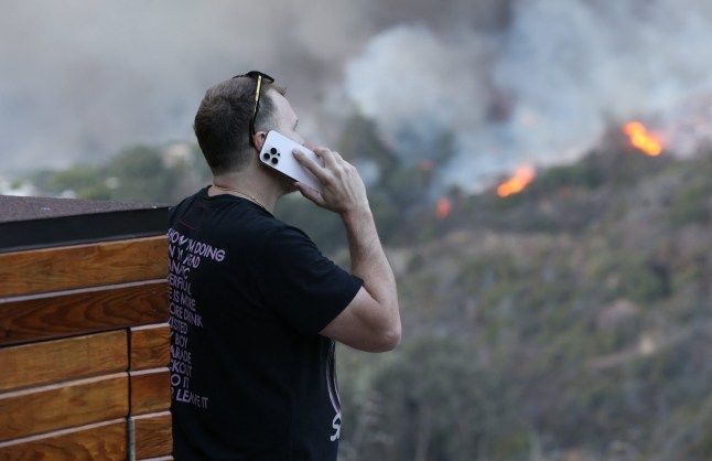 EXCLUSIVE: Spencer Pratt is seen watching wildfire as it approaches his family home in Palisades fire as he evacuates after gathering valuables from his home with his father. 07 Jan 2025 Pictured: Spencer Pratt. Photo credit: APEX / MEGA TheMegaAgency.com sales@mega.global 14260895 All the celebrities living in Pacific Palisades as raging fire threatens 10,000 idyllic homes in Los Angeles