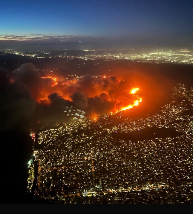 #PalisadesFire from a flight arriving into LAX