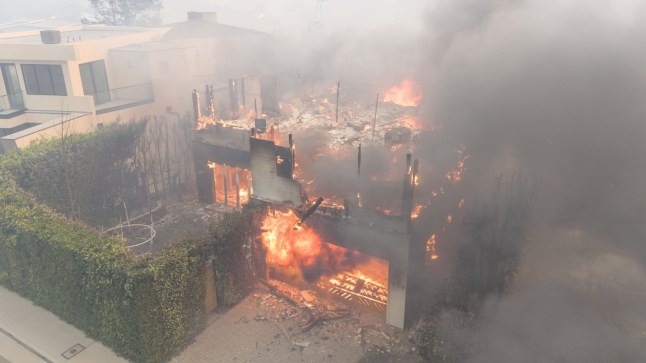 *PREMIUM-EXCLUSIVE* Los Angeles, CA - Leighton Meester and Adam Brody's house burns down amid the Pacific Palisades wildfire. Pictured: Leighton Meester, Adam Brody BACKGRID USA 8 JANUARY 2025 USA: +1 310 798 9111 / usasales@backgrid.com UK: +44 208 344 2007 / uksales@backgrid.com *UK Clients - Pictures Containing Children Please Pixelate Face Prior To Publication*