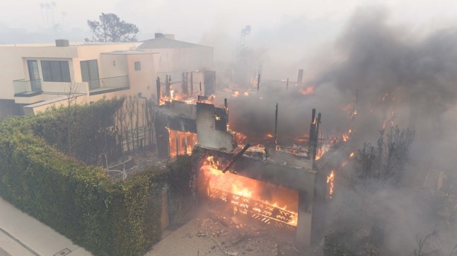 *PREMIUM-EXCLUSIVE* Los Angeles, CA - Leighton Meester and Adam Brody's house burns down amid the Pacific Palisades wildfire. Pictured: Leighton Meester, Adam Brody BACKGRID USA 8 JANUARY 2025 USA: +1 310 798 9111 / usasales@backgrid.com UK: +44 208 344 2007 / uksales@backgrid.com *UK Clients - Pictures Containing Children Please Pixelate Face Prior To Publication*