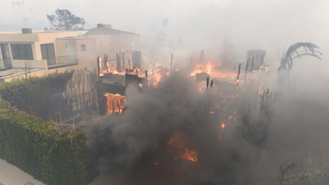 *PREMIUM-EXCLUSIVE* Los Angeles, CA - Leighton Meester and Adam Brody's house burns down amid the Pacific Palisades wildfire. Pictured: Leighton Meester, Adam Brody BACKGRID USA 8 JANUARY 2025 USA: +1 310 798 9111 / usasales@backgrid.com UK: +44 208 344 2007 / uksales@backgrid.com *UK Clients - Pictures Containing Children Please Pixelate Face Prior To Publication*