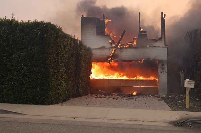 Los Angeles, CA - *PREMIUM-EXCLUSIVE* - Adam Brody and Leighton Meester???s house was impacted by the fast-moving wildfire in Pacific Palisades, which has forced thousands to evacuate. Pictured: Adam Brody, Leighton Meester BACKGRID USA 8 JANUARY 2025 USA: +1 310 798 9111 / usasales@backgrid.com UK: +44 208 344 2007 / uksales@backgrid.com *UK Clients - Pictures Containing Children Please Pixelate Face Prior To Publication*