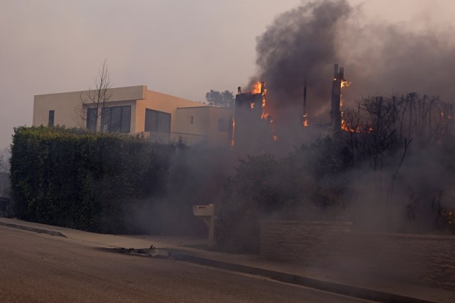 Los Angeles, CA - *PREMIUM-EXCLUSIVE* - Adam Brody and Leighton Meester???s house was impacted by the fast-moving wildfire in Pacific Palisades, which has forced thousands to evacuate. Pictured: Adam Brody, Leighton Meester BACKGRID USA 8 JANUARY 2025 USA: +1 310 798 9111 / usasales@backgrid.com UK: +44 208 344 2007 / uksales@backgrid.com *UK Clients - Pictures Containing Children Please Pixelate Face Prior To Publication*