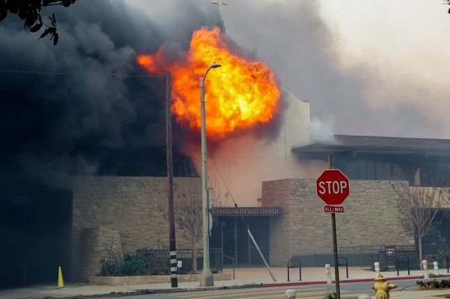 Pacific Palisades, CA - General Views on Jennifer Garner and Ben Affleck's United Methodist Church burning in the Palisades. Pictured: United Methodist Church BACKGRID USA 9 JANUARY 2025 USA: +1 310 798 9111 / usasales@backgrid.com UK: +44 208 344 2007 / uksales@backgrid.com *UK Clients - Pictures Containing Children Please Pixelate Face Prior To Publication*