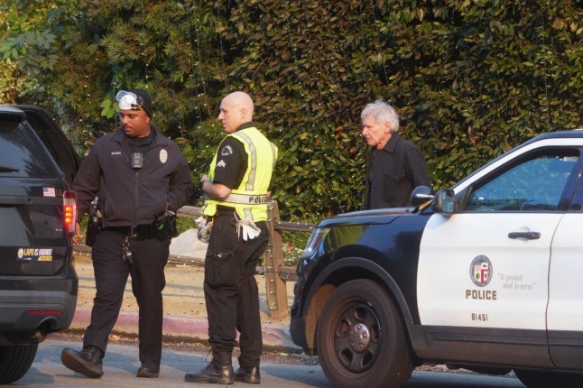 Los Angeles, CA - *EXCLUSIVE* - Harrison Ford is spotted talking to police officers near his home in Brentwood as fires rage in the area. Police had closed off the area on Sunset Blvd. and escorted the actor up the hill to his home so that he could check on the property. Pictured: Harrison Ford BACKGRID USA 8 JANUARY 2025 BYLINE MUST READ: BUZZIPPER / BACKGRID USA: +1 310 798 9111 / usasales@backgrid.com UK: +44 208 344 2007 / uksales@backgrid.com *UK Clients - Pictures Containing Children Please Pixelate Face Prior To Publication*