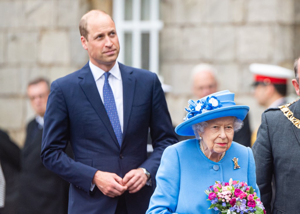  Queen Elizabeth II and Prince William, Duke of Cambridge attend The Ceremony of the Keys at The Palace Of Holyroodhouse on June 28, 2021.