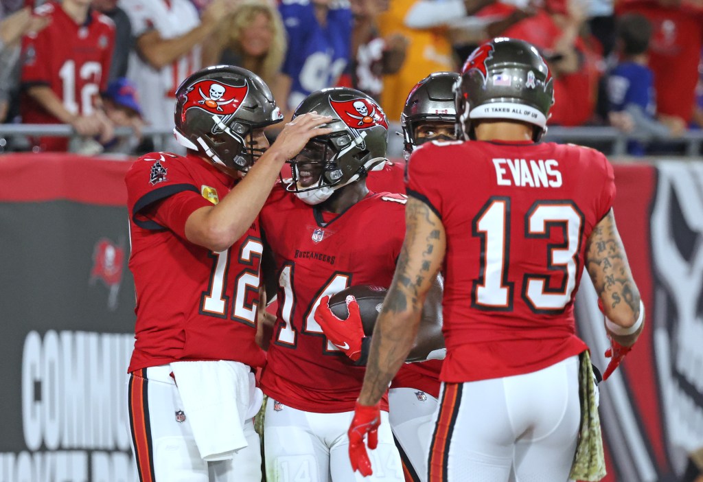 Chris Godwin (14) celebrates his first half touchdown reception.