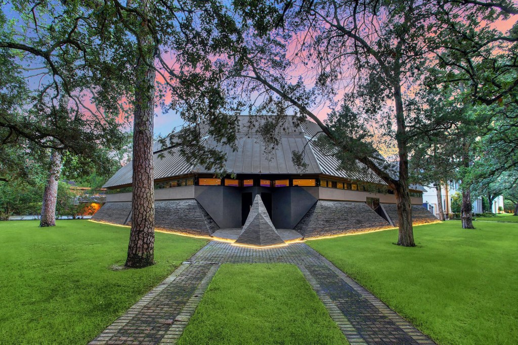 A plastic surgeon had this Houston home built in 1992.